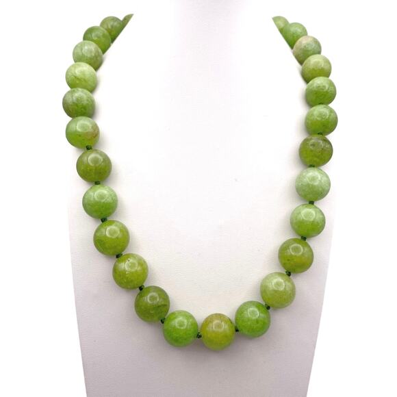Knotted Green Jade 8cm Beaded Necklace 18” and Extension Chain - Picture 2 of 9